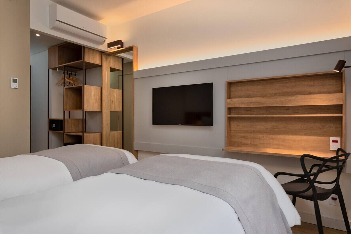 Minibar, coffres-forts dans les chambres, bureau, rideaux occultants