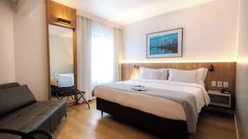 Minibar, caja de seguridad en la habitación y escritorio