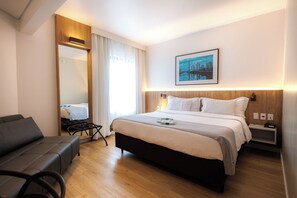 Premium Room | Bar mini, peti besi dalam bilik, meja, langsir/tirai gelap terus 