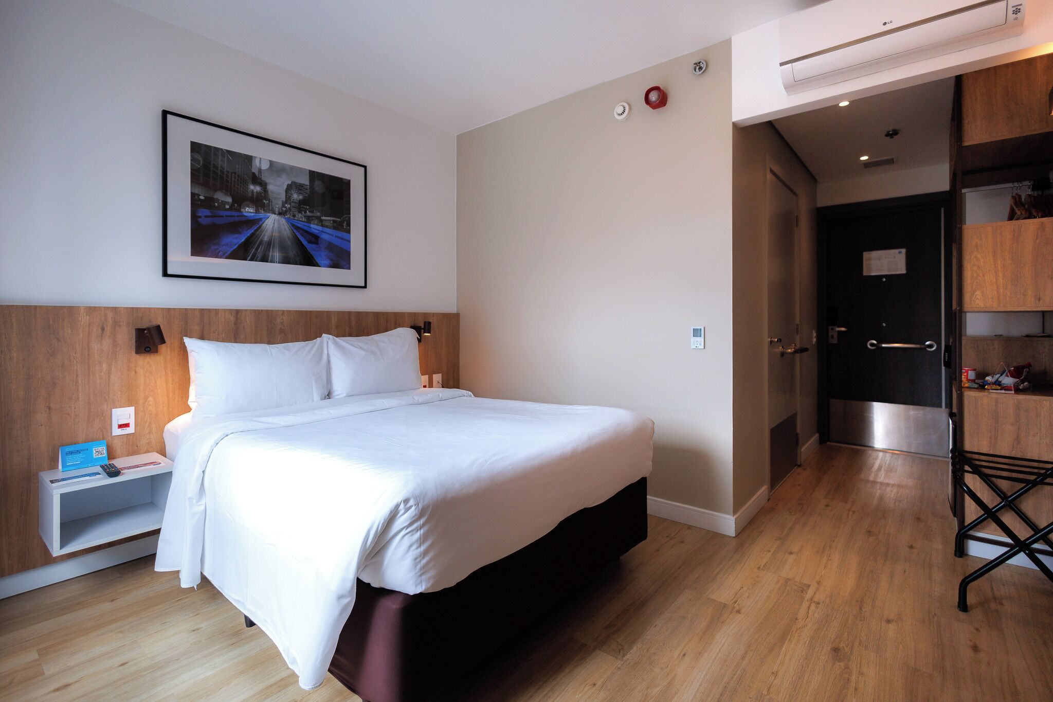 Quarto, 1 cama de casal, acessível, para não fumantes | Minibar, in-room safe, desk, blackout drapes