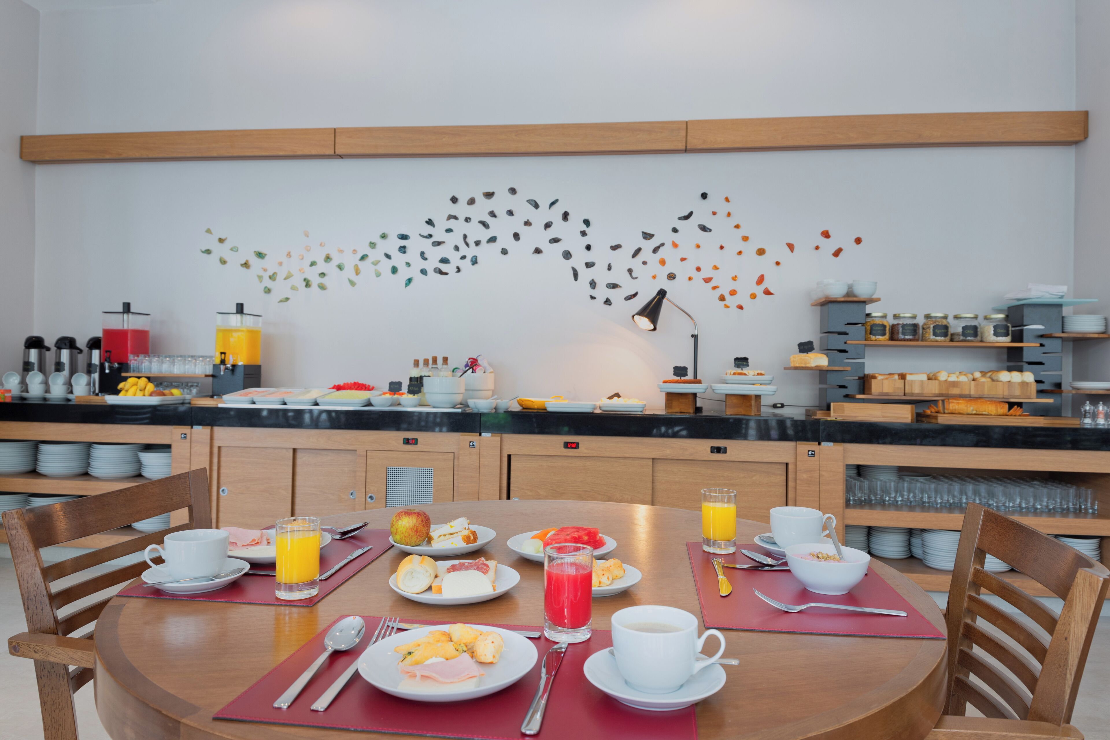 breakfast, lunch, dinner served; international cuisine