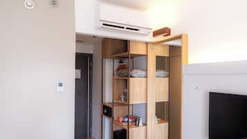 Quarto standard, 1 cama Queen, para não fumantes | Frigobar, cofres nos quartos, escrivaninha, cortinas blackout