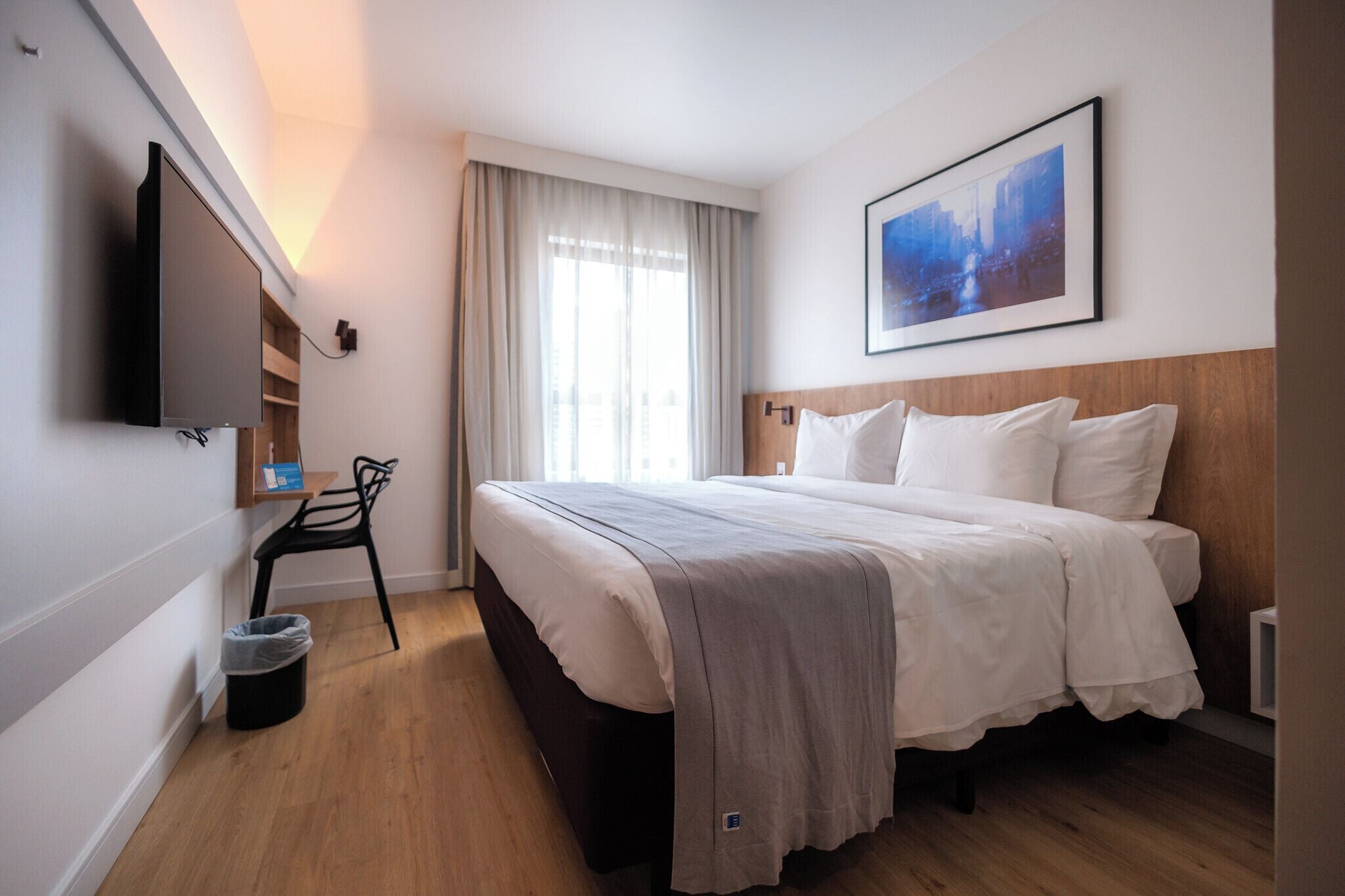 Quarto standard, 1 cama Queen, para não fumantes | Minibar, in-room safe, desk, blackout drapes