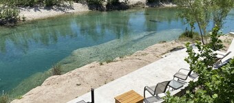 Vakker blå hull i Nueces ved elven i Texas Hill Country!