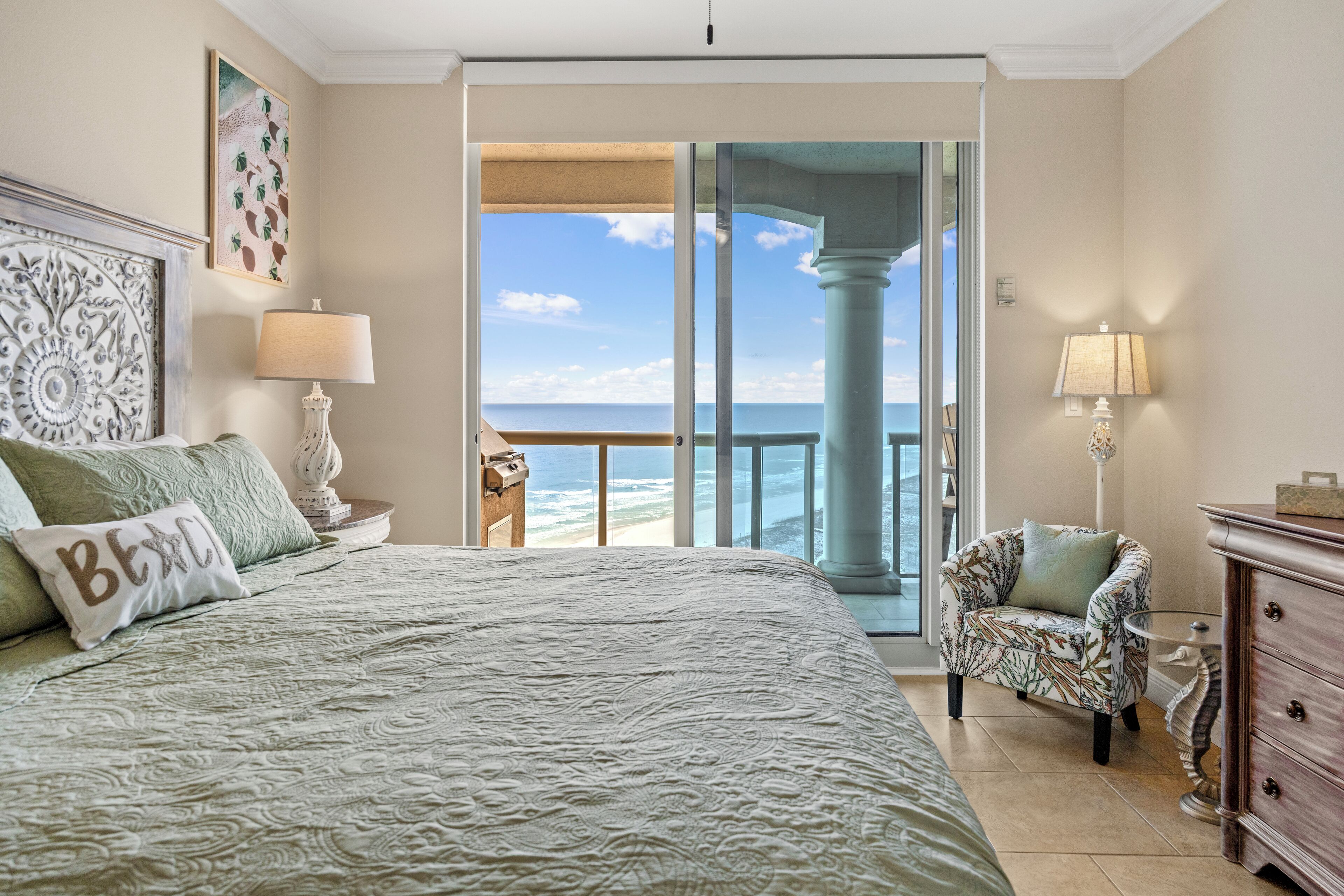 2 chambres, coffres-forts dans les chambres, fer et planche à repasser