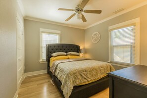 2 habitaciones, escritorio, tabla de planchar con plancha y wifi gratis 