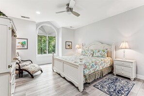 3 habitaciones, tabla de planchar con plancha, internet y ropa de cama 