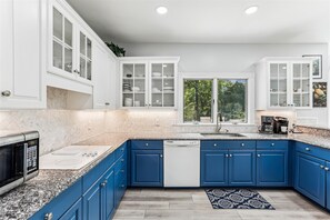 Refrigerador, microondas, horno y lavavajillas 