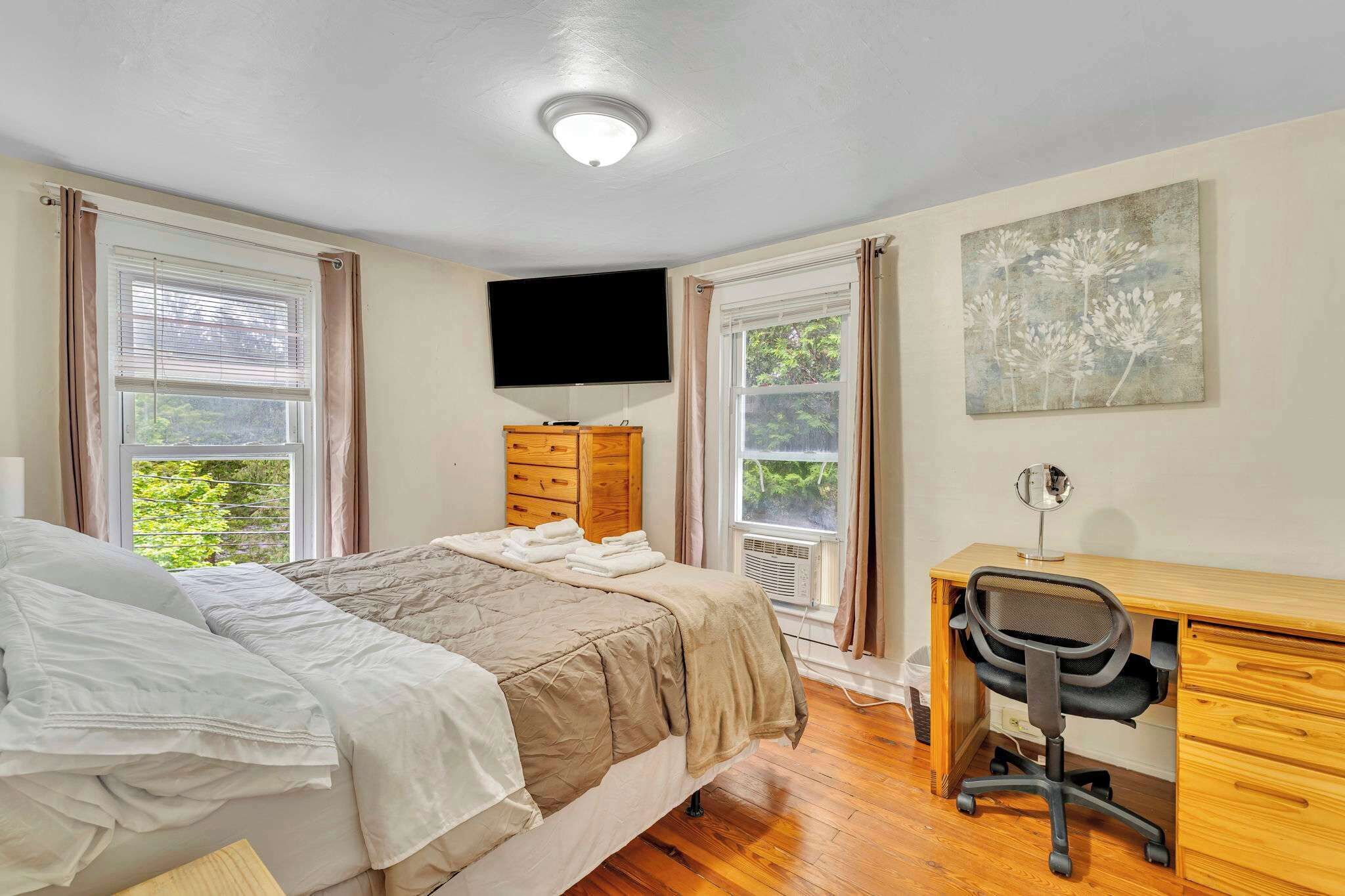 3 chambres, bureau, fer et planche à repasser, lit parapluie