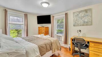 3 chambres, bureau, fer et planche Ă repasser, lit parapluie