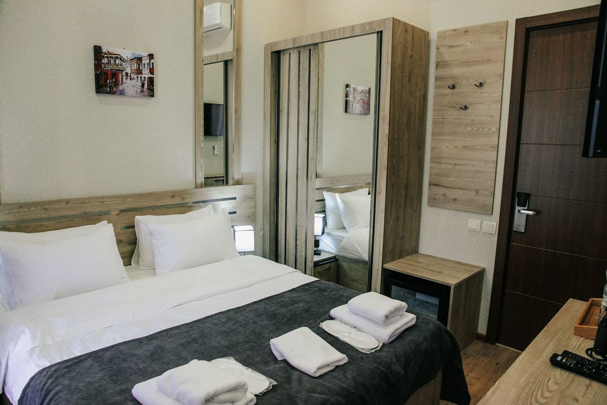 Deluxe Room | Premium bedding, down comforters, memory foam beds, minibar