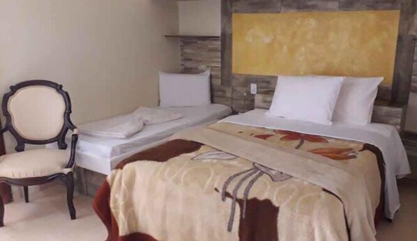 Habitación triple de lujo | Minibar, wifi gratis y ropa de cama 