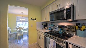 雪櫃、微波爐、焗爐、爐具