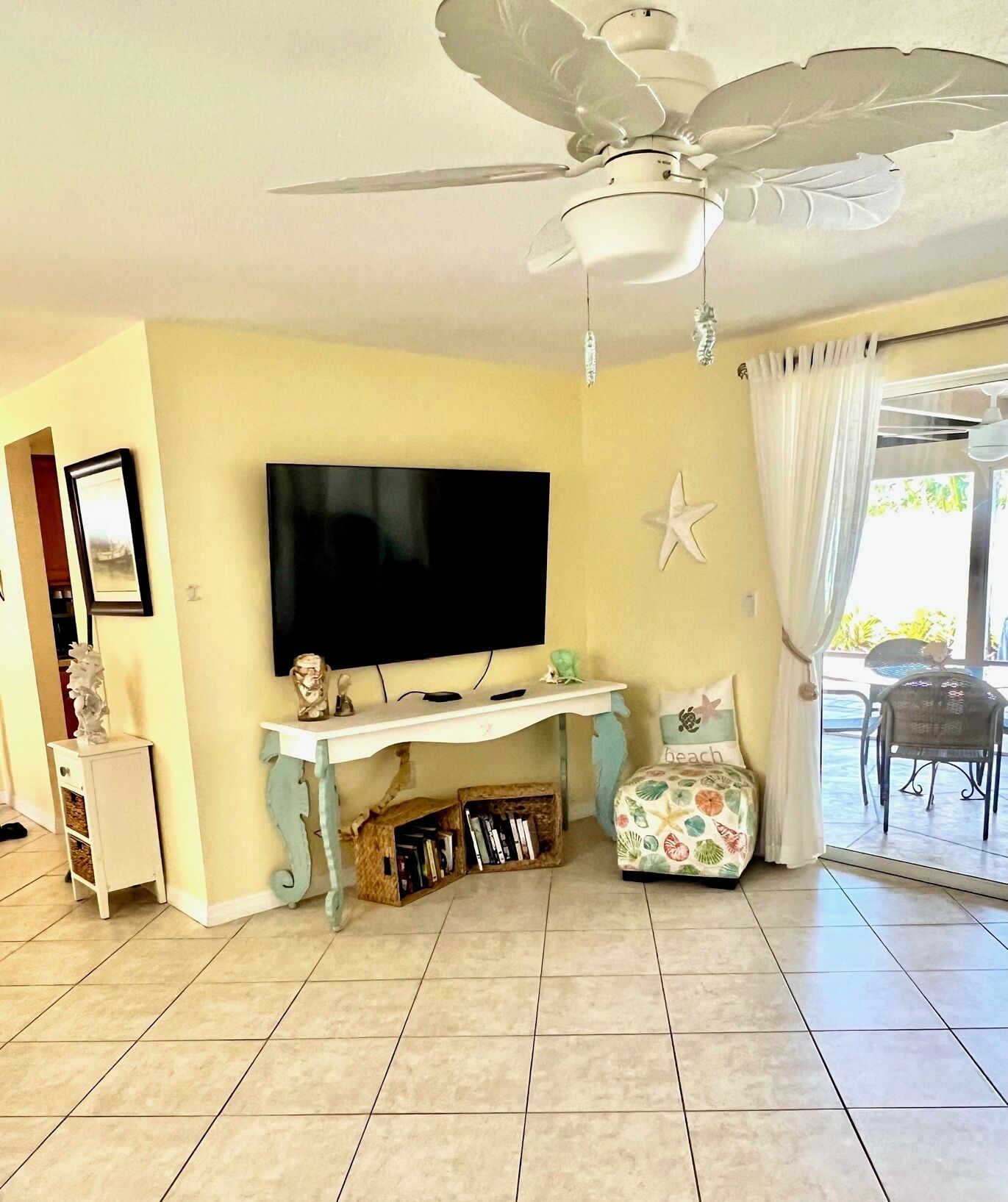 Smart-TV, peis, bøker og musikkbibliotek