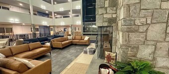 UUSI listaus! Ski-in Ski-out, uusittu 2 BR Mtn. Lodge, paras sijainti!