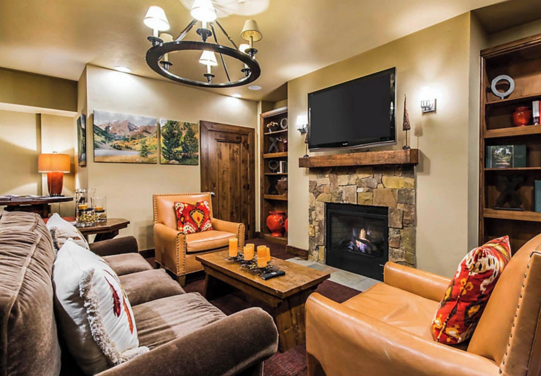 Flat-screen TV, fireplace, DVD player, stereo