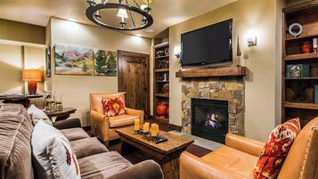 Flat-screen TV, fireplace, DVD player, stereo