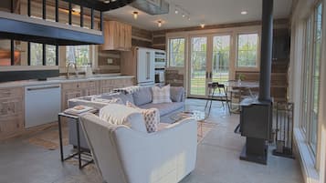 Smart TV, chimenea y tenis de mesa