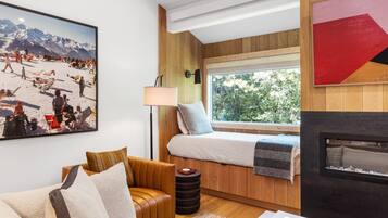 2 bedrooms, desk, iron/ironing board, WiFi