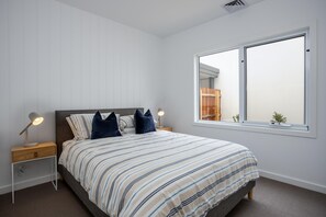 4 bedrooms, iron/ironing board, Internet, bed sheets - Molly's Beach House, Blairgowrie - 200m to foreshore and Blairgowrie Village (BLAIRGOWRIE)