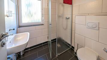 Standard-Doppelzimmer, barrierefrei, eigenes Bad | Badezimmer
