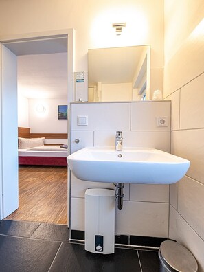 Bathroom - Pension zum Bergmann (Boehlen)