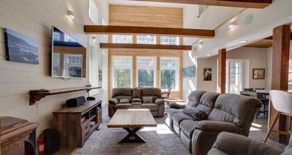 BlackSands at Shelter Cove on 4-kerroksinen, 3300 m: n ylellinen koti kadonneella rannikolla