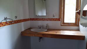 Twin Room | Bathroom | Shower, towels, soap, shampoo - El Dorado Nature Reserve (Santa Marta)