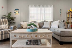 Smart TV, video games, offices - Beatiful &Central| Pool |5 Min Walk to Beach Shops (Miramar Beach)