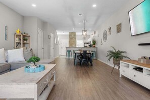 Smart TV, video games, offices - Beatiful &Central| Pool |5 Min Walk to Beach Shops (Miramar Beach)