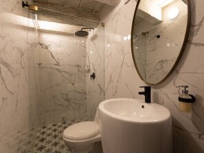 Departamento, 1 cama matrimonial | Baño | Regadera, amenidades de baño gratuitas, toallas, jabón 