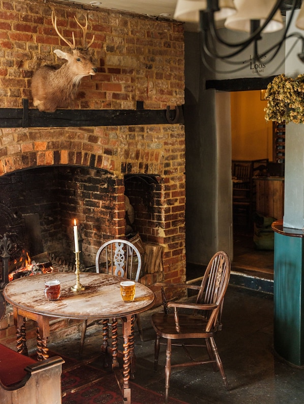 Interior - The Grosvenor Arms (Salisbury)