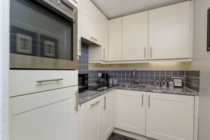 Kühlschrank, Mikrowelle, Ofen, Geschirrspüler