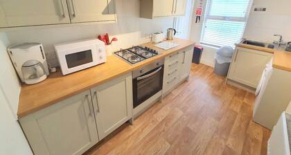 2-bed Flat With Superfast Wi-fi DW Lettings 29br