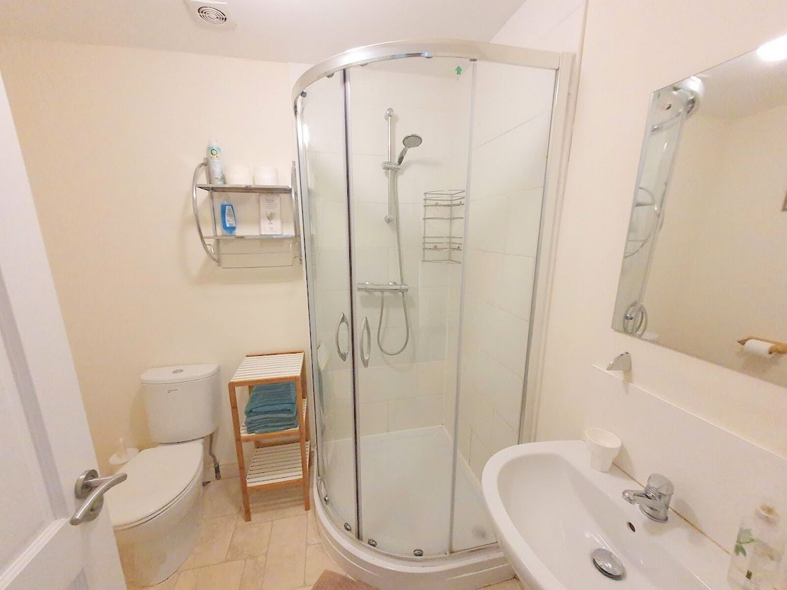 Apartment | Bathroom | Shower, hair dryer, towels