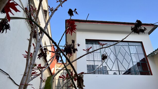A modern building with a large window and a balcony. - Loft del centro (Ciudad de Tlatlauquitepec)