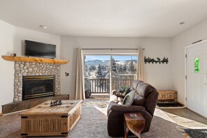 Smart TV, fireplace