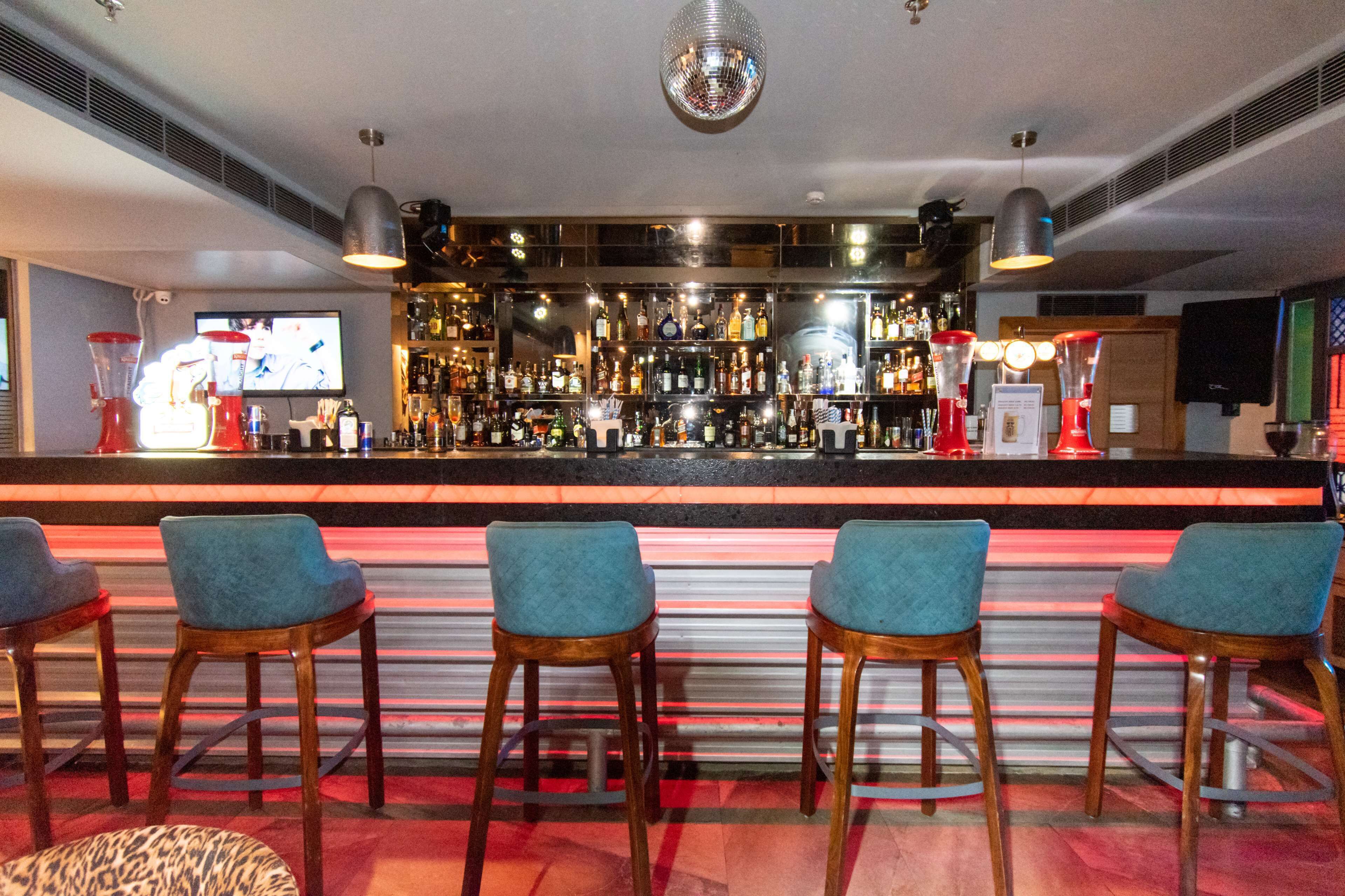 Bar (trong khuôn viên)