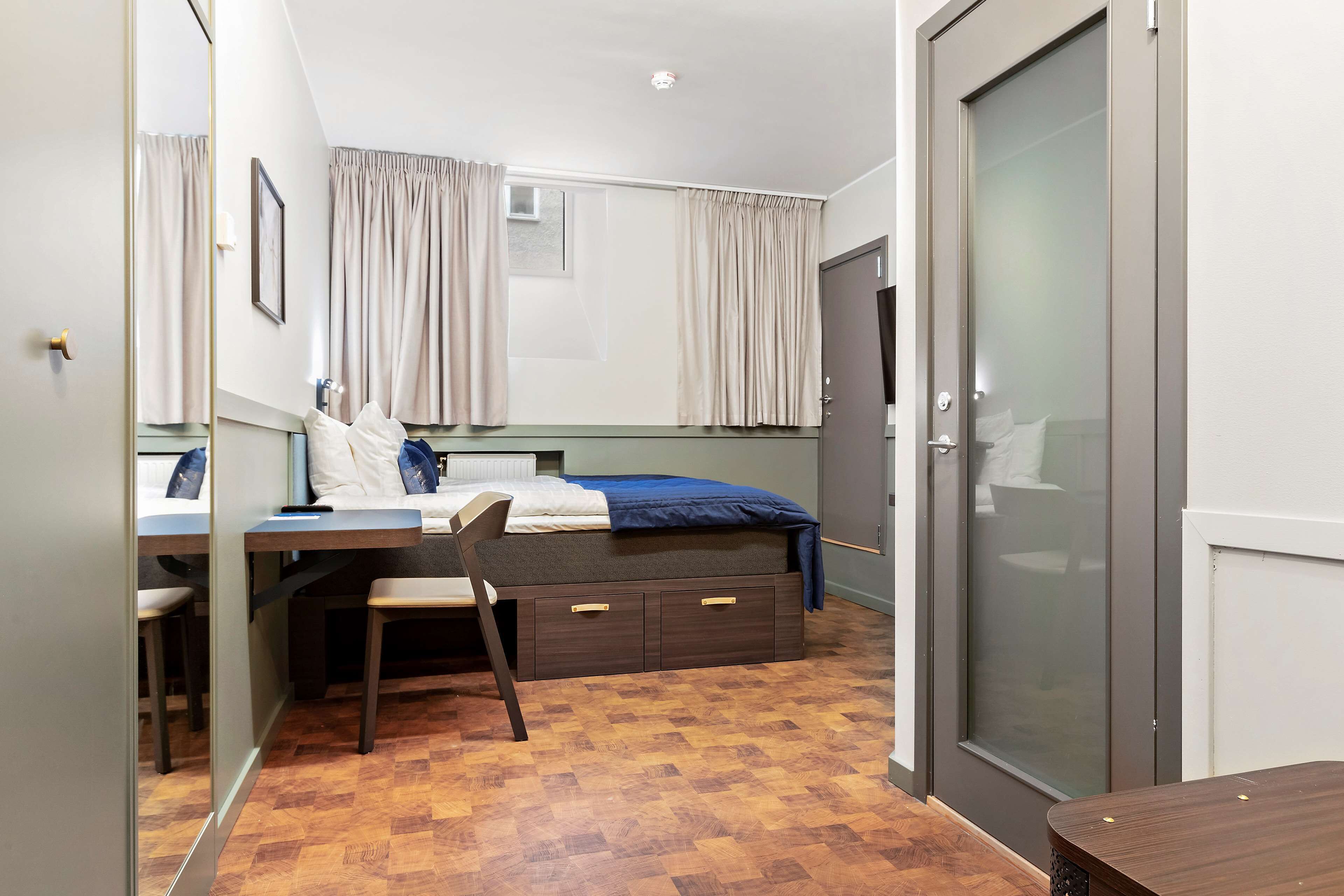 hypo-allergenic bedding, in-room safe, soundproofing, free wifi