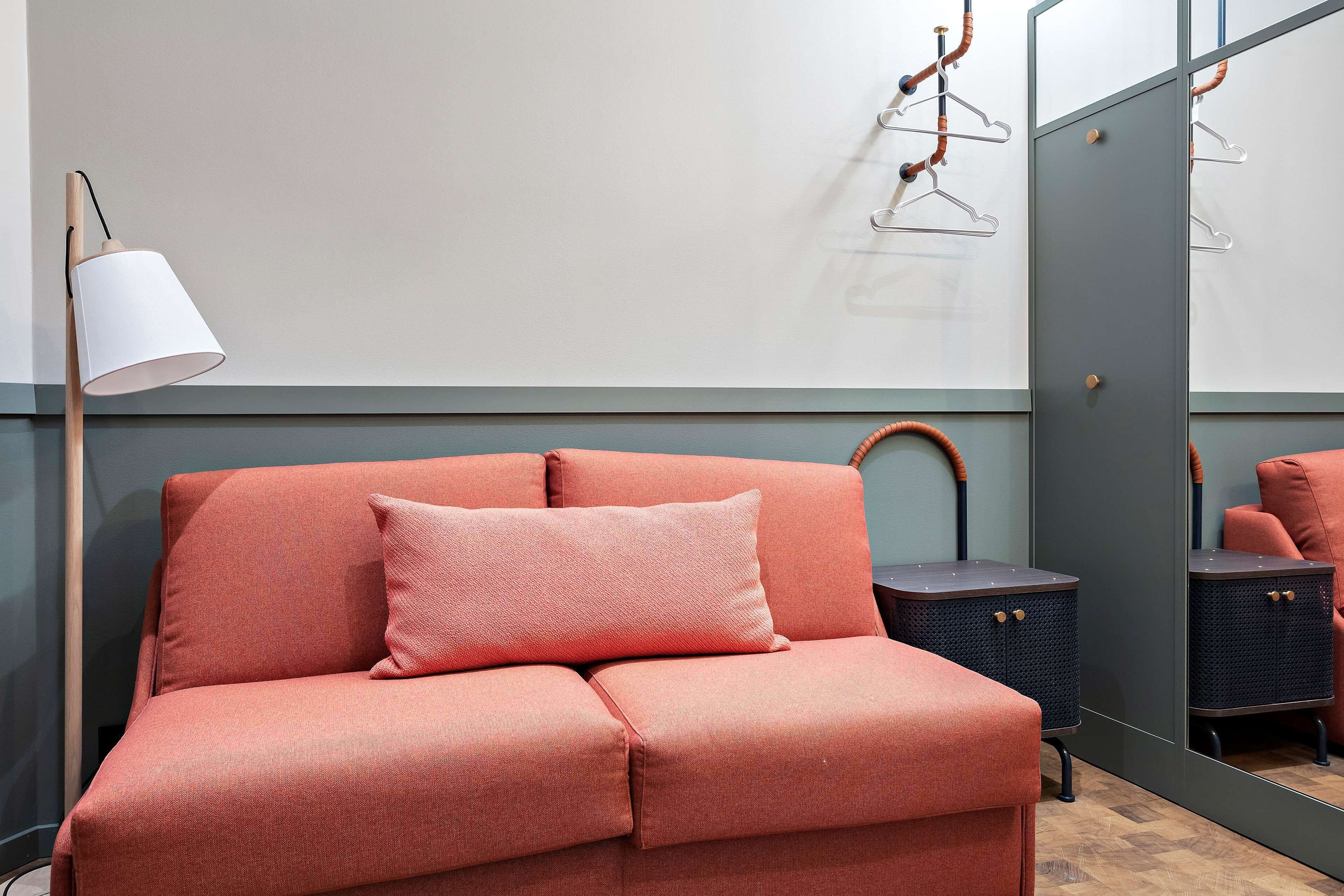 hypo-allergenic bedding, in-room safe, soundproofing, free wifi