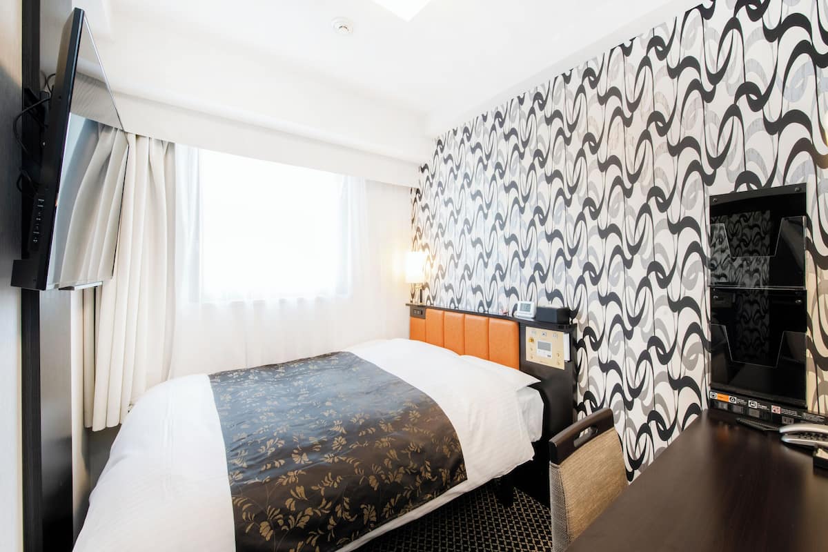 standard double room | 1 bedroom, down duvets, desk, blackout curtains