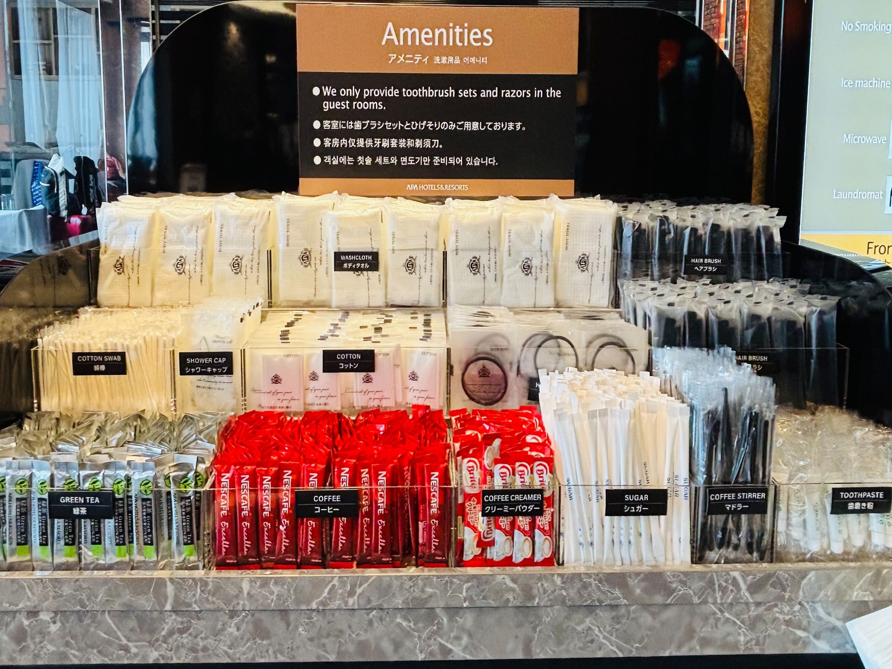 En utställning av hotellbekvämligheter med olika typer av hygienartiklar och produkter.