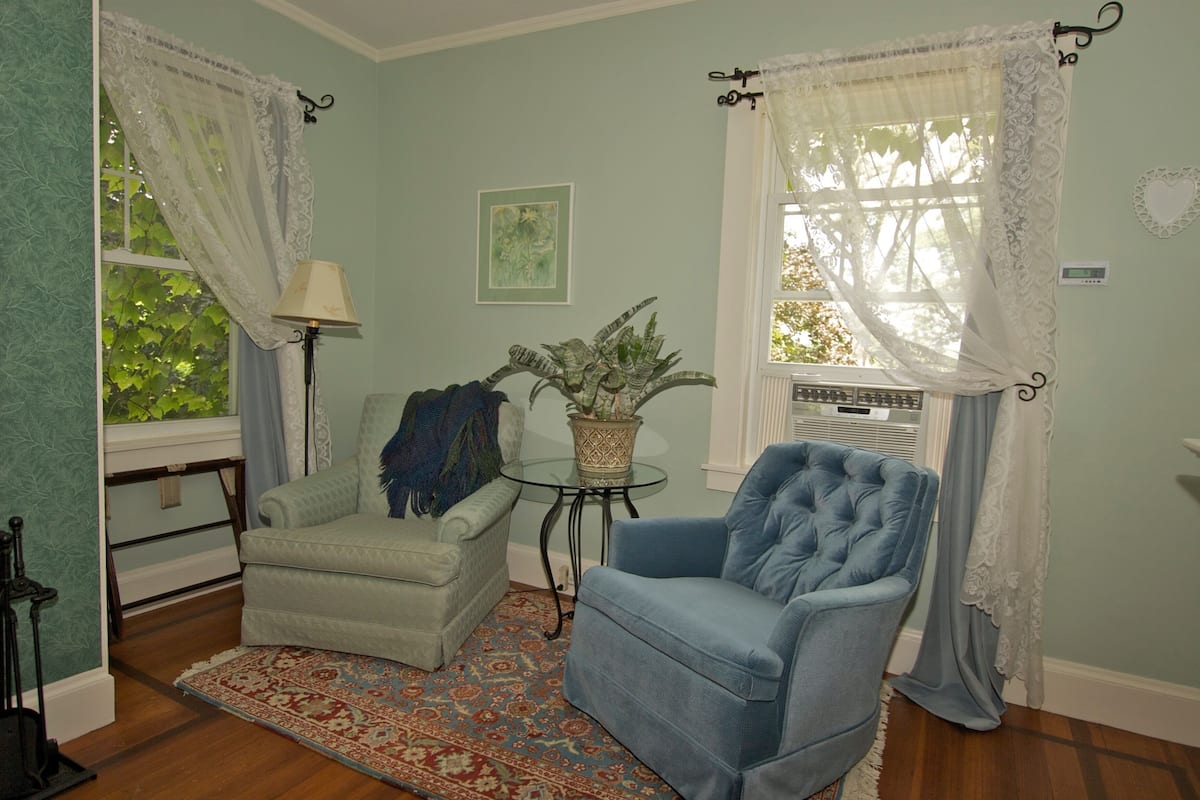 North Superior Room, 1 Queen Bed, Garden View | Premium bedding, individually furnished, laptop workspace