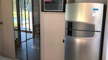 House, 5 Bedrooms | Private kitchen | Fridge, microwave, oven, stovetop