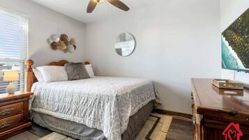 3 bedrooms, iron/ironing board, WiFi, bed sheets