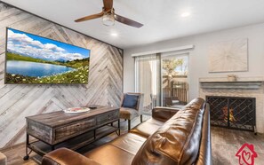 Fernseher, Kamin, Netflix, Smart Speakers