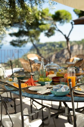 Outdoor dining - "Home is where magic happens" (Anacapri)