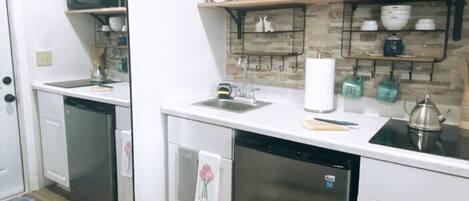 Microwave, coffee/tea maker, toaster, blender