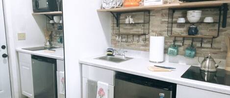 Microwave, coffee/tea maker, toaster, blender