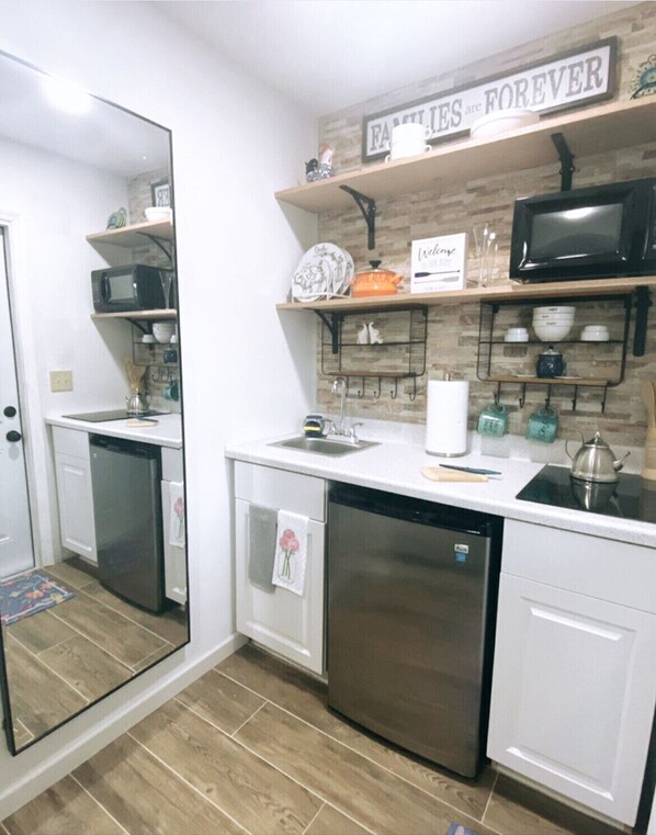 Mikrowelle, Wasserkocher mit Kaffee-/Teezubehör, Toaster, Mixer